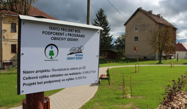 Aktuality / Revitalizácia zelene pri ZŠ v obci Mestisko  - foto