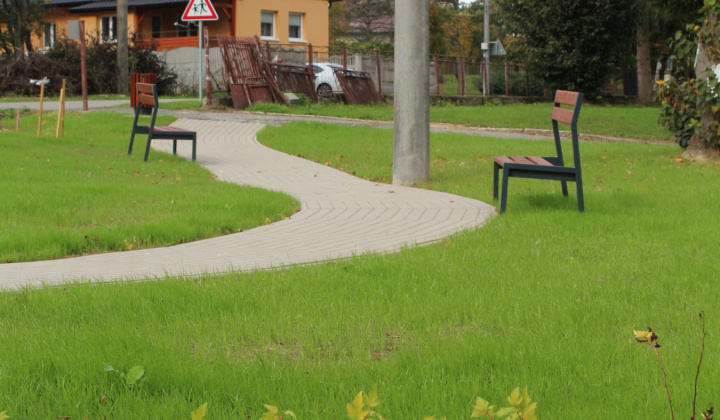 Aktuality / Revitalizácia zelene pri ZŠ v obci Mestisko  - foto