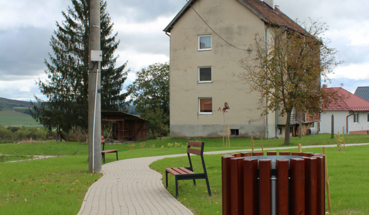 Aktuality / Revitalizácia zelene pri ZŠ v obci Mestisko  - foto
