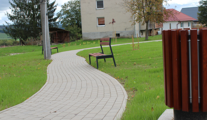 Aktuality / Revitalizácia zelene pri ZŠ v obci Mestisko  - foto