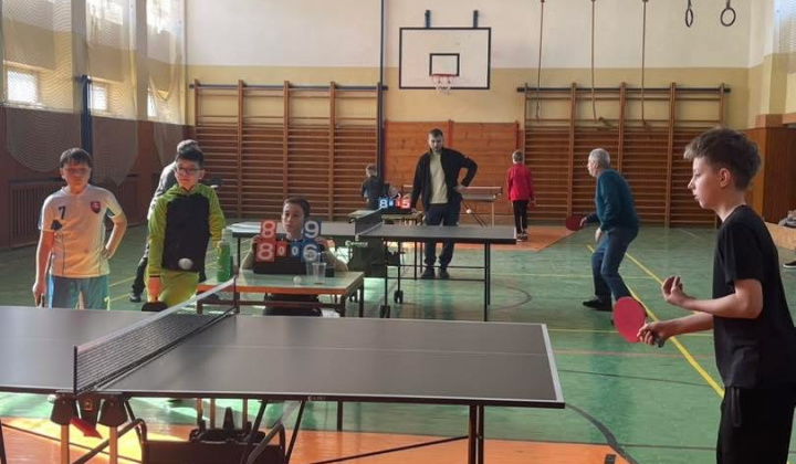 Mestisko hrá PING PONG 